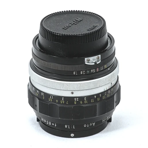 Objectif Nikon Nikkor-H Auto 85mm f/1.8 vu de profil montrant la bague de diaphragme