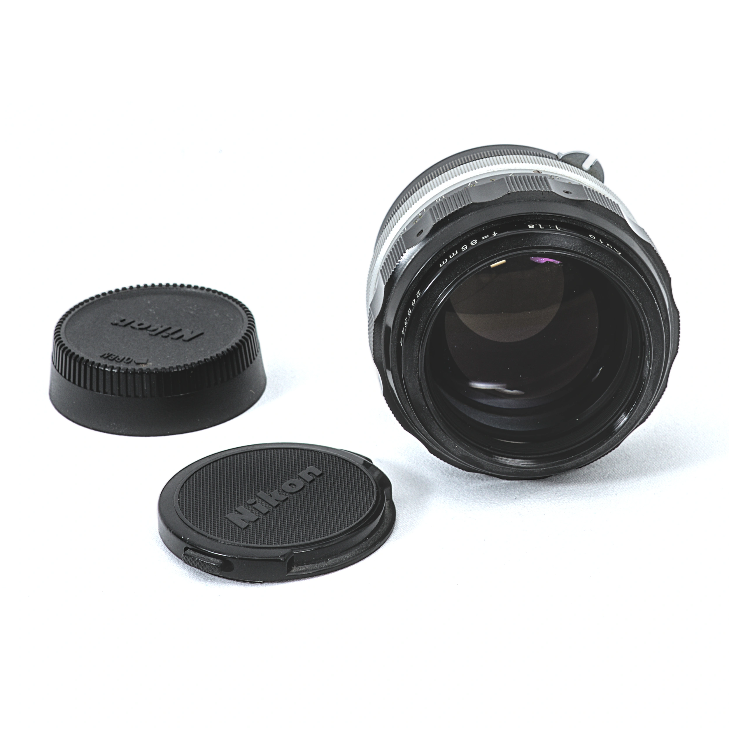 Objectif Nikon Nikkor-H Auto 85mm f/1.8 vu de face