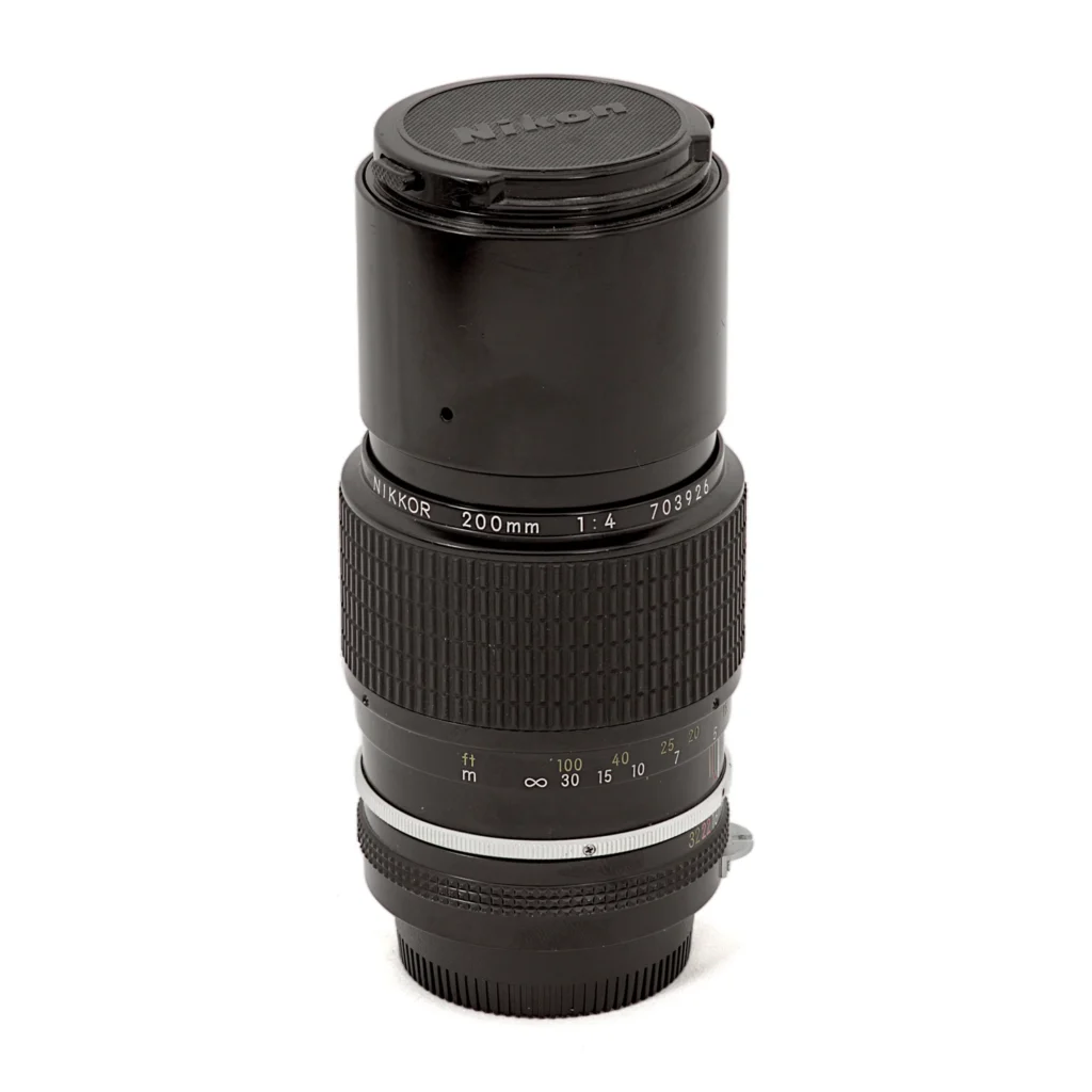 Objectif photo vintage Nikon Nikkor 200mm f/4 posé à la verticale