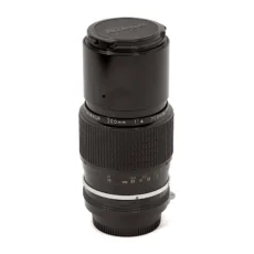 Objectif photo vintage Nikon Nikkor 200mm f/4 posé à la verticale