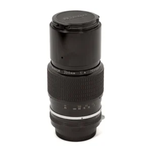 Objectif photo vintage Nikon Nikkor 200mm f/4 posé à la verticale
