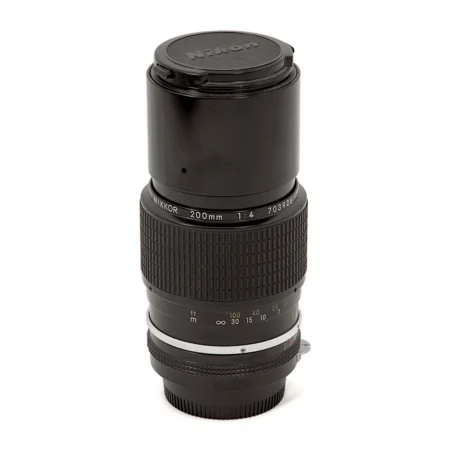 Objectif photo vintage Nikon Nikkor 200mm f/4 posé à la verticale