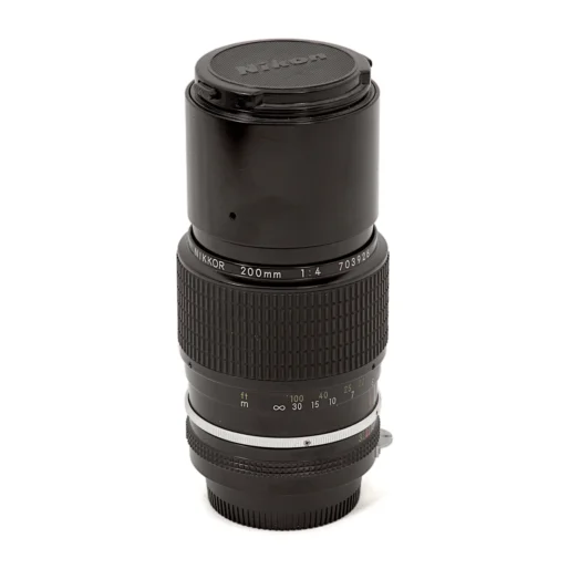 Objectif photo vintage Nikon Nikkor 200mm f/4 posé à la verticale