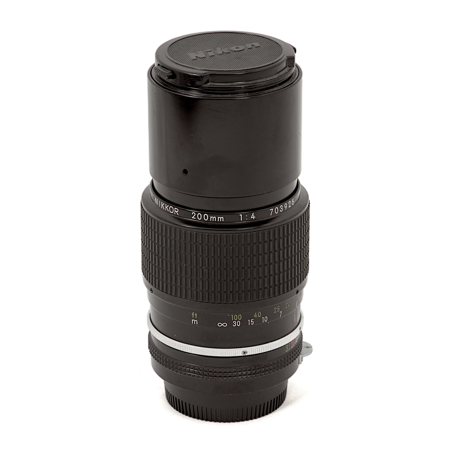 Objectif photo vintage Nikon Nikkor 200mm f/4 posé à la verticale