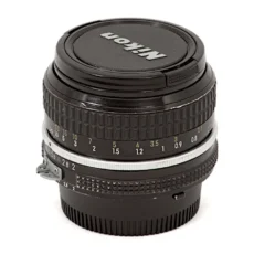 Objectif photo vintage Nikon Nikkor 50mm f/2 AI de face avec son bouchon