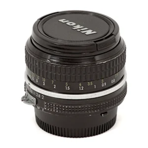 Objectif photo vintage Nikon Nikkor 50mm f/2 AI de face avec son bouchon