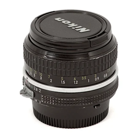 Objectif photo vintage Nikon Nikkor 50mm f/2 AI de face avec son bouchon