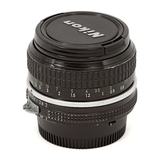 Objectif photo vintage Nikon Nikkor 50mm f/2 AI de face avec son bouchon
