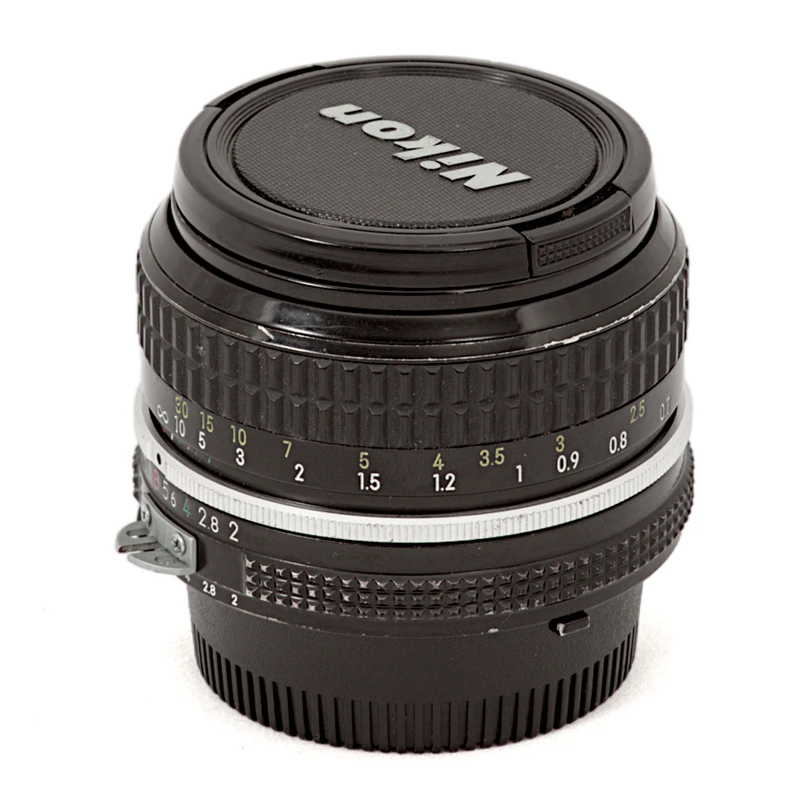 Objectif photo vintage Nikon Nikkor 50mm f/2 AI de face avec son bouchon