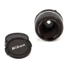 Lentille frontale de l'objectif Nikon Nikkor 50mm f/2 AI montrant le diaphragme à 6 lamelles