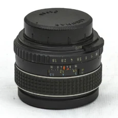 Objectif Asahi Pentax SMC Takumar 55mm f/1.8 de profil montrant les bagues de réglage