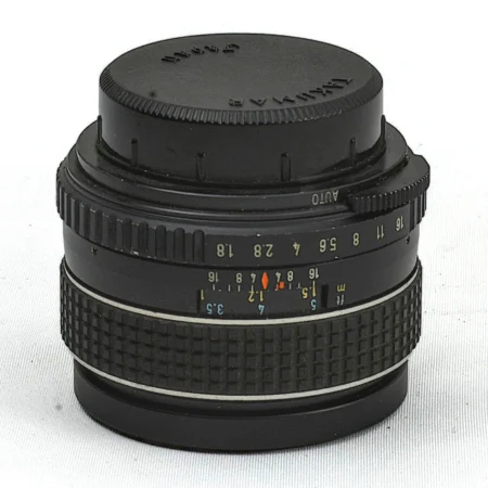 Objectif Asahi Pentax SMC Takumar 55mm f/1.8 de profil montrant les bagues de réglage