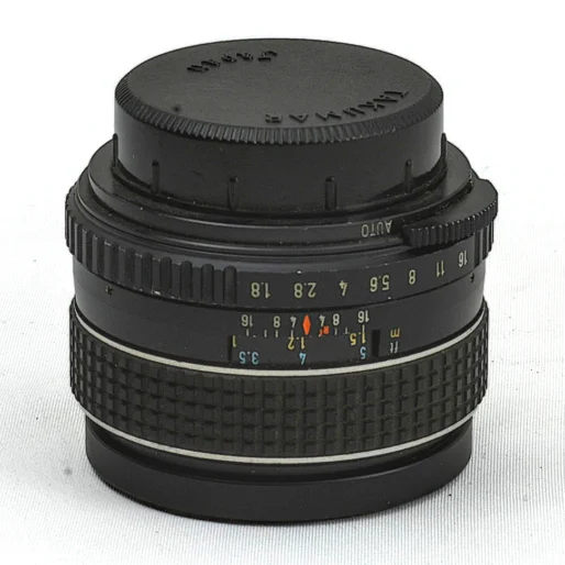 Objectif Asahi Pentax SMC Takumar 55mm f/1.8 de profil montrant les bagues de réglage