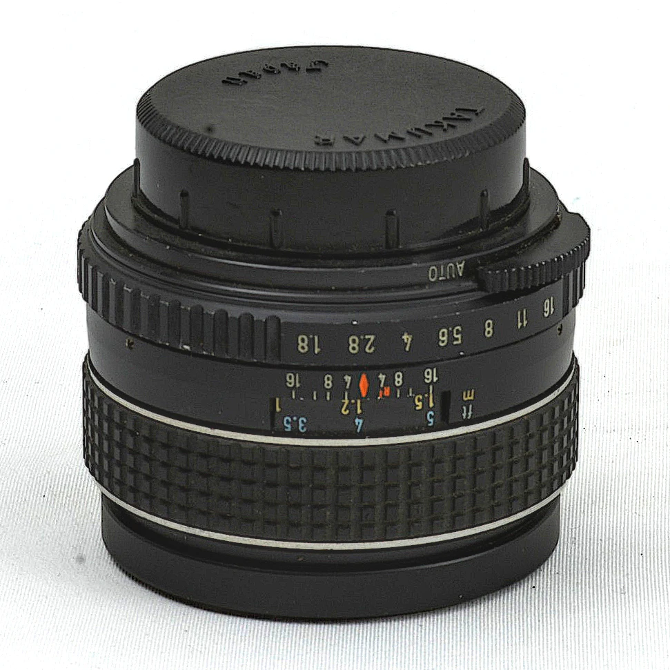 Objectif Asahi Pentax SMC Takumar 55mm f/1.8 de profil montrant les bagues de réglage