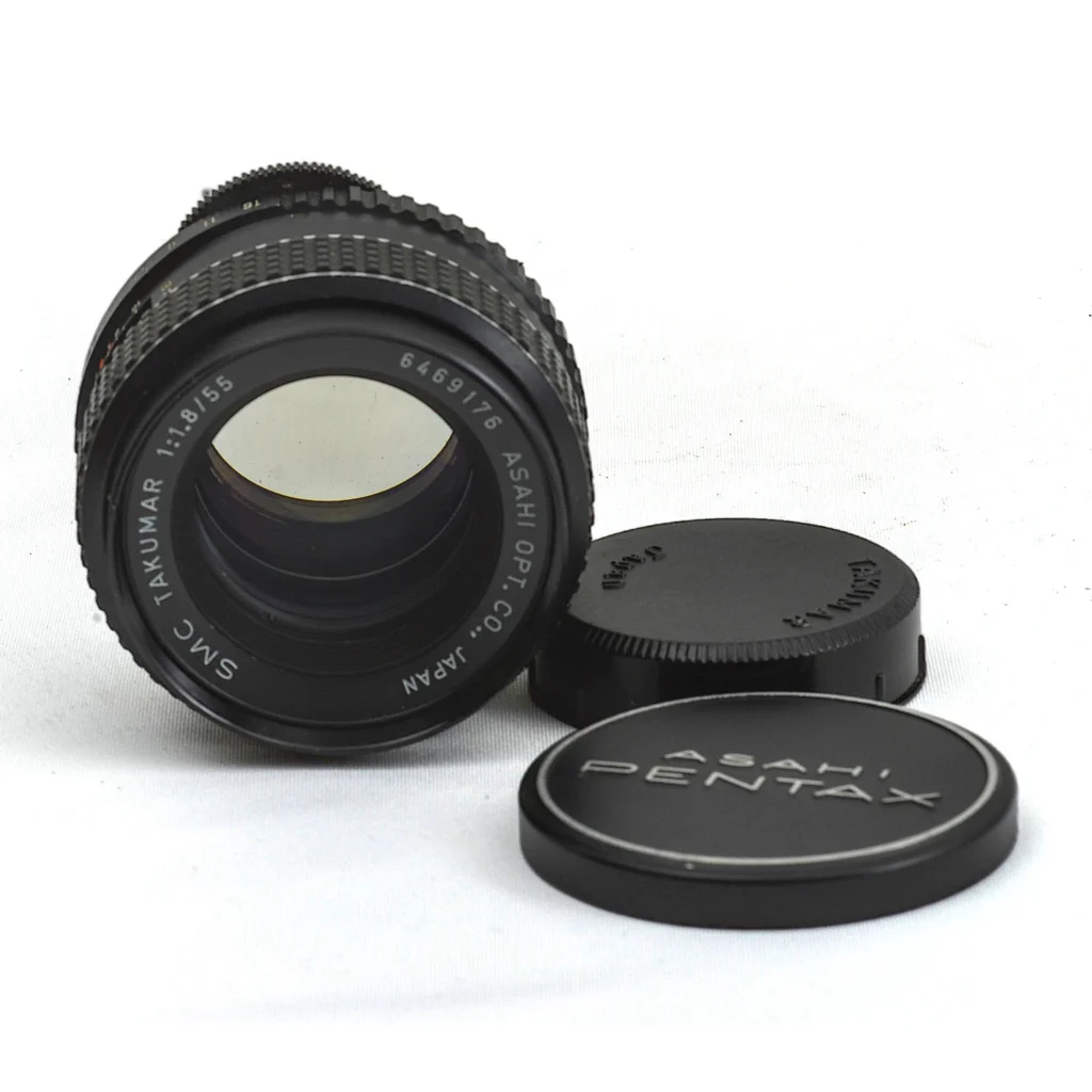Lentille frontale de l'objectif SMC Takumar 55mm f/1.8 avec ses bouchons d'origine