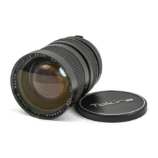 Vue de face de l'objectif Tokina RMC 35-105mm f/3.5 avec son bouchon