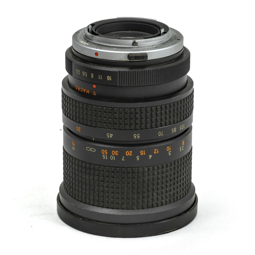 Vue de profil de l'objectif Tokina montrant les bagues de réglage et la monture