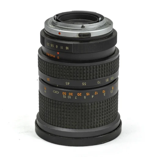 Vue de profil de l'objectif Tokina montrant les bagues de réglage et la monture