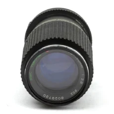 Vue de face de la lentille de l'objectif Tokina 75-150mm avec filtre Skylight 52mm