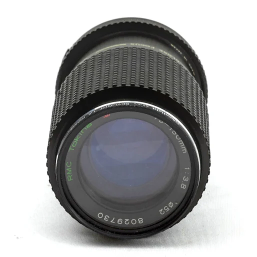 Vue de face de la lentille de l'objectif Tokina 75-150mm avec filtre Skylight 52mm