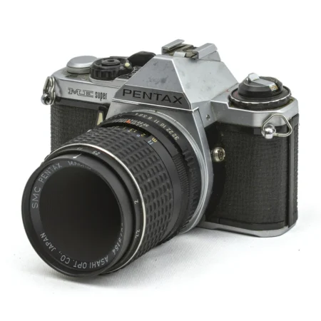 Appareil photo reflex argentique Pentax ME Super avec objectif SMC Pentax Macro 50mm f/4
