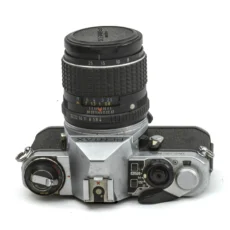 Dos de l'appareil photo Pentax ME Super montrant le viseur et le gainage noir texturé