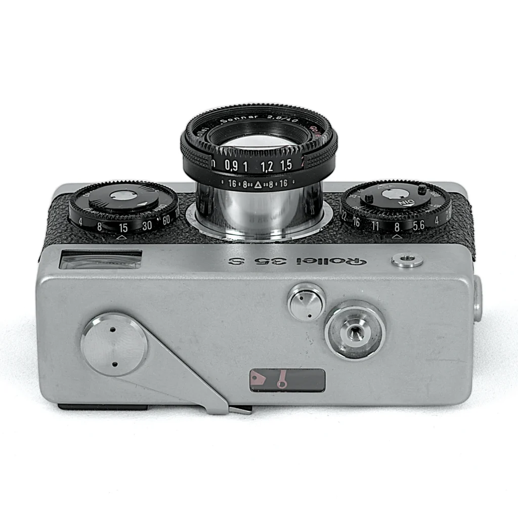 Appareil photo Rollei 35 S argenté vue dessous