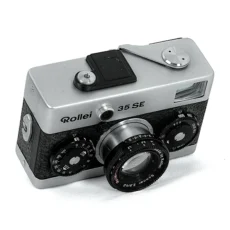 Appareil photo Rollei 35 SE argenté vue de trois quarts face