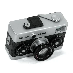Appareil photo Rollei 35 SE argenté vue de trois quarts face
