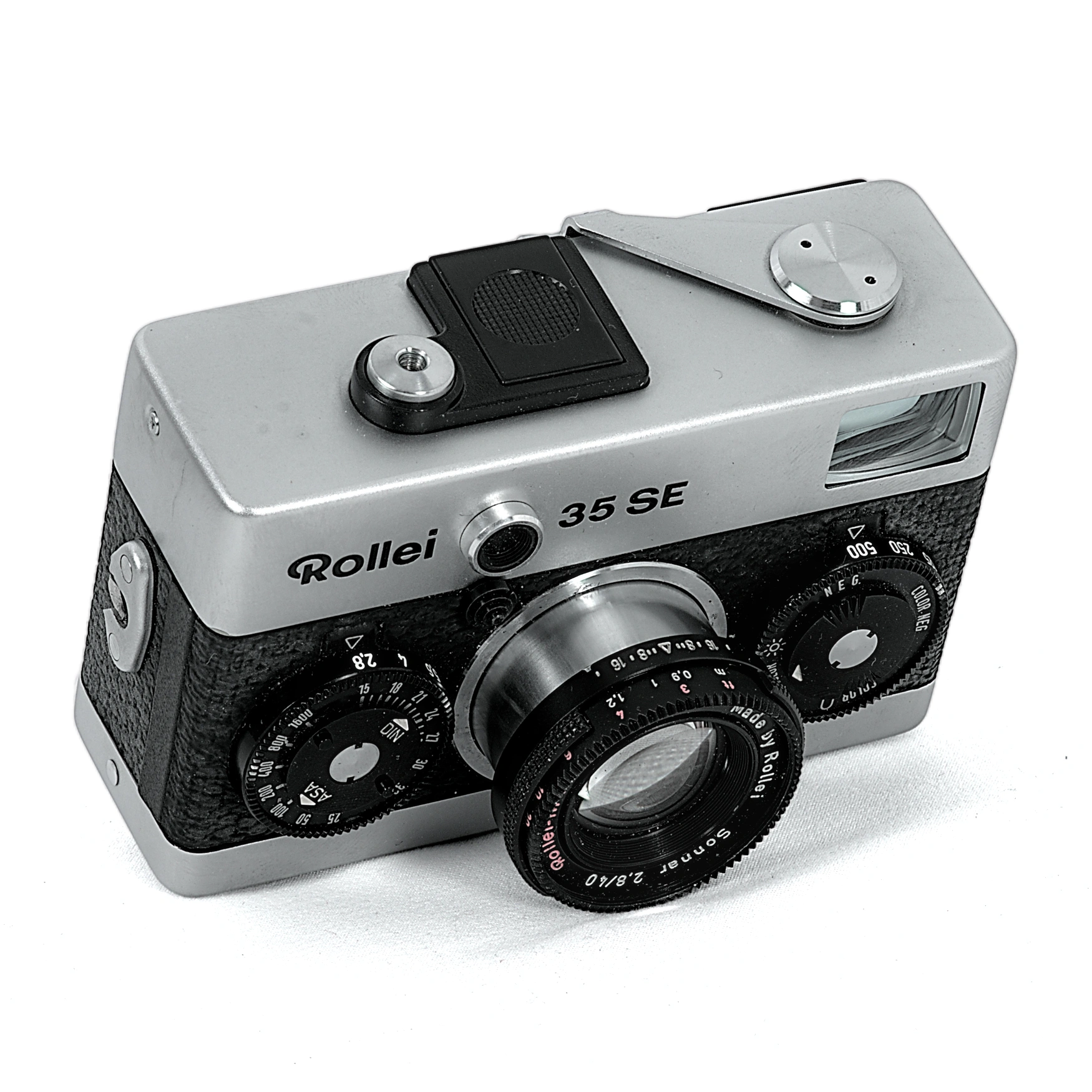 Appareil photo Rollei 35 SE argenté vue de trois quarts face