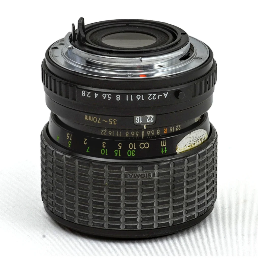 Objectif photo Sigma Zoom-Master 35-70mm f/2.8-4 vue arrière monture et bague de diaphragme