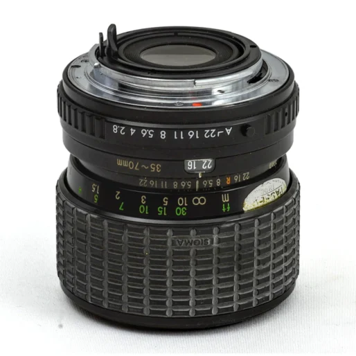 Objectif photo Sigma Zoom-Master 35-70mm f/2.8-4 vue arrière monture et bague de diaphragme