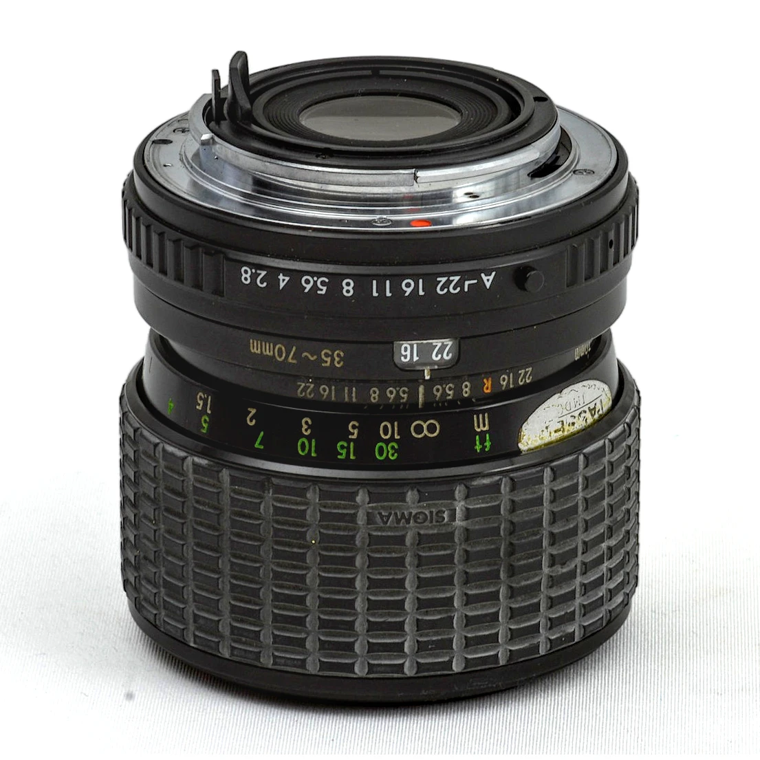 Objectif photo Sigma Zoom-Master 35-70mm f/2.8-4 vue arrière monture et bague de diaphragme