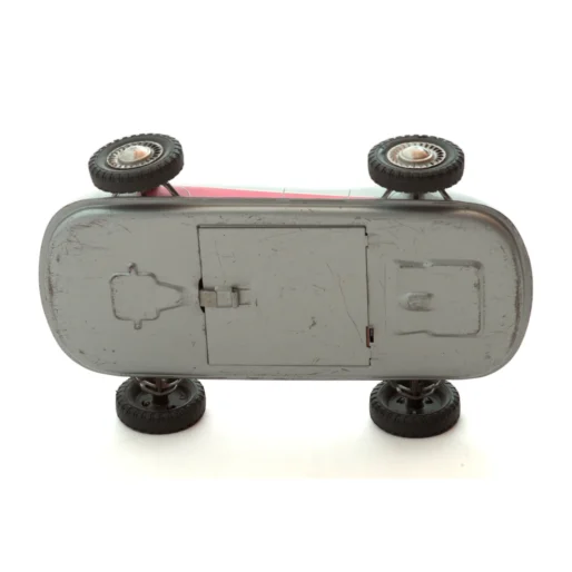 Dessous du châssis de la voiture en tôle montrant la trappe à piles fermée