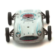 Vue de face de la voiture de course en tôle avec calandre et phares lithographiés
