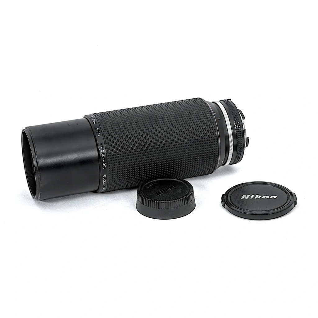 Objectif Nikon Zoom-Nikkor 100-300mm f/5.6 AI-S avec ses bouchons