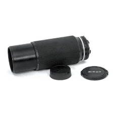 Objectif Nikon Zoom-Nikkor 100-300mm f/5.6 AI-S avec ses bouchons