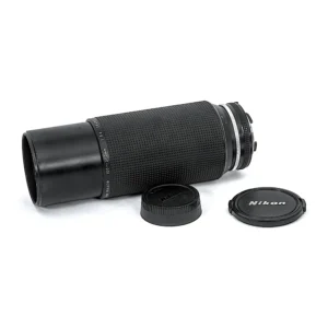 Objectif Nikon Zoom-Nikkor 100-300mm f/5.6 AI-S avec ses bouchons