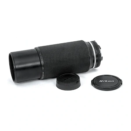 Objectif Nikon Zoom-Nikkor 100-300mm f/5.6 AI-S avec ses bouchons