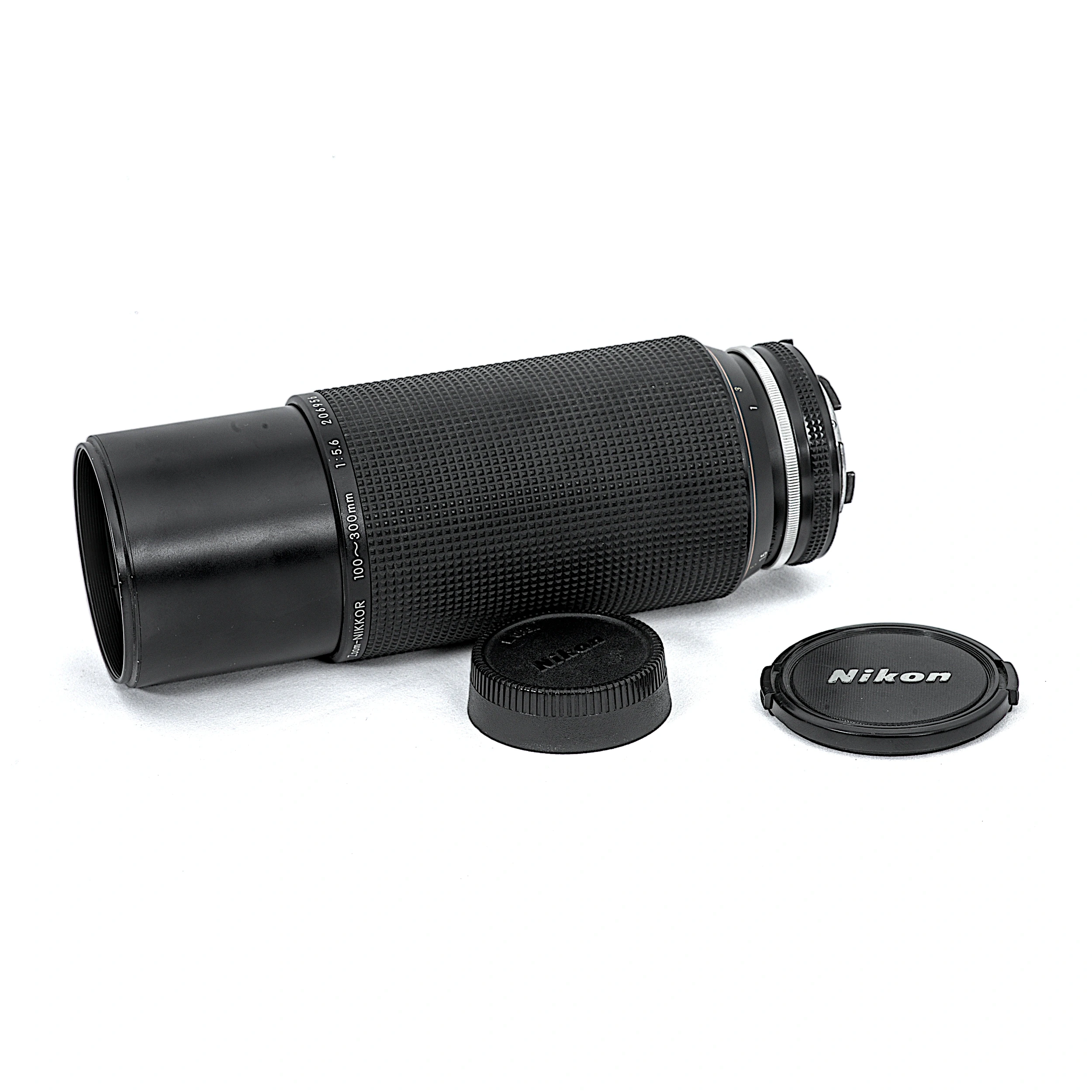 Objectif Nikon Zoom-Nikkor 100-300mm f/5.6 AI-S avec ses bouchons