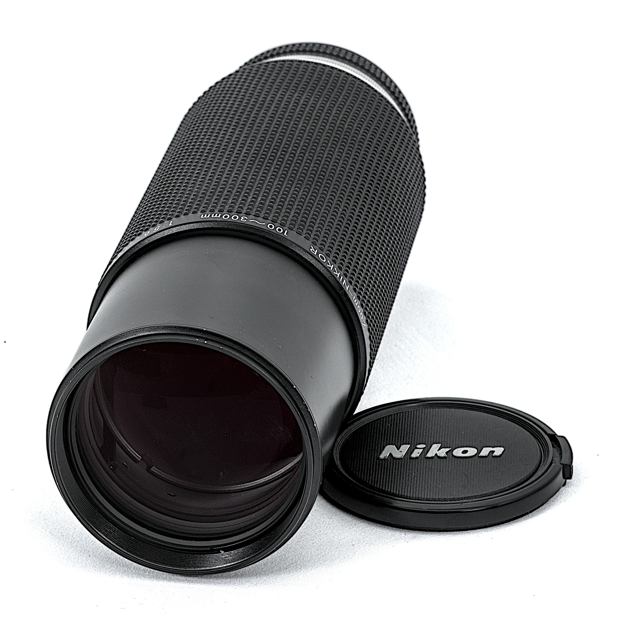 Objectif Nikon Zoom-Nikkor 100-300mm f/5.6 AI-S vue devant