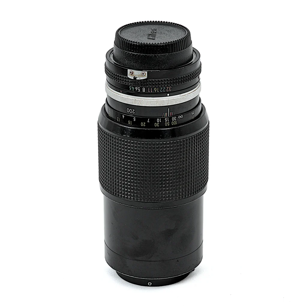 Objectif Nikon Zoom-Nikkor 80-200mm f/4.5 debout sur fond blanc