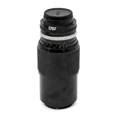 Objectif Nikon Zoom-Nikkor 80-200mm f/4.5 debout sur fond blanc