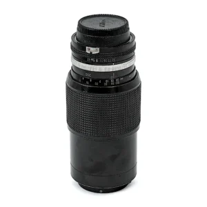 Objectif Nikon Zoom-Nikkor 80-200mm f/4.5 debout sur fond blanc