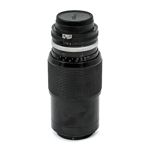 Objectif Nikon Zoom-Nikkor 80-200mm f/4.5 debout sur fond blanc