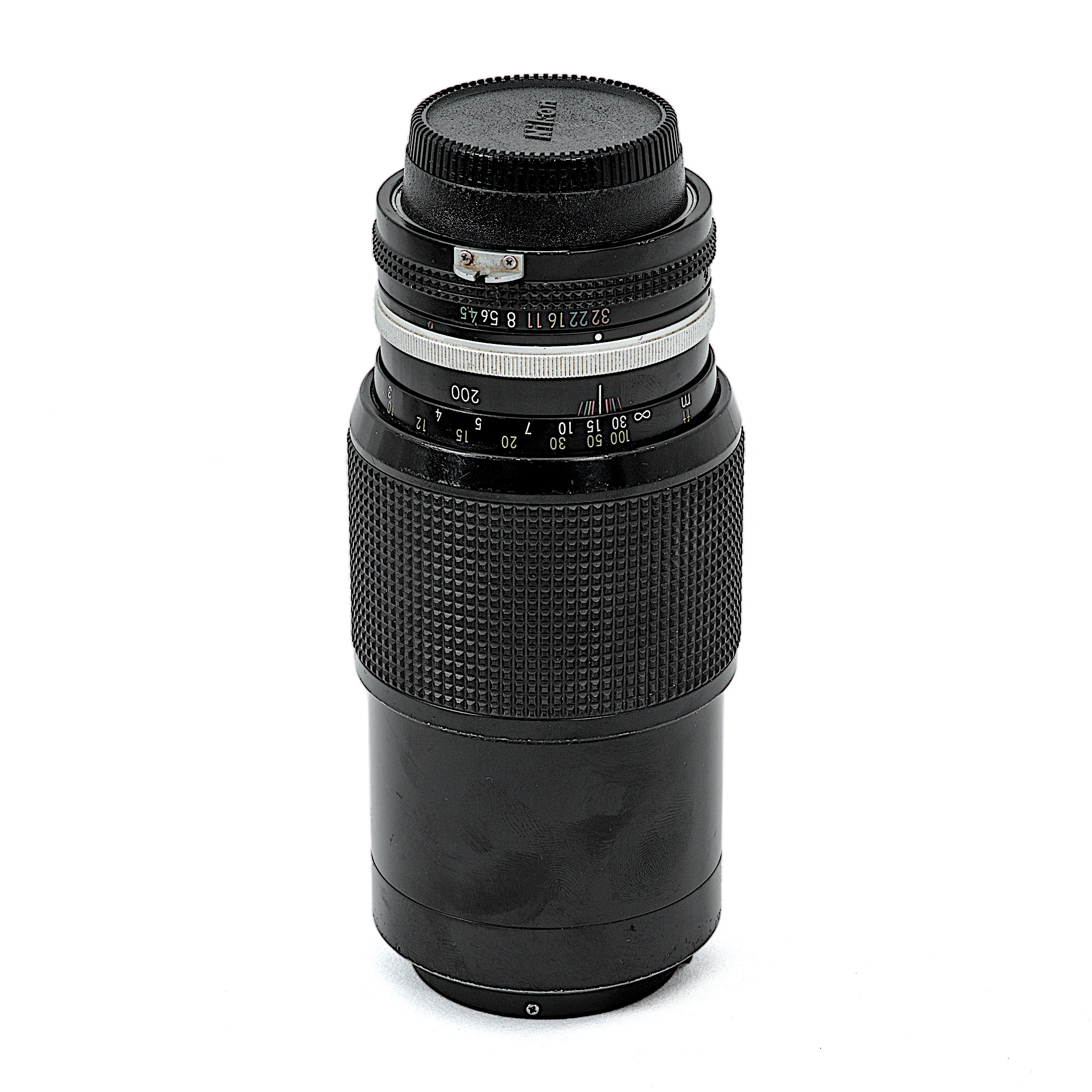 Objectif Nikon Zoom-Nikkor 80-200mm f/4.5 debout sur fond blanc
