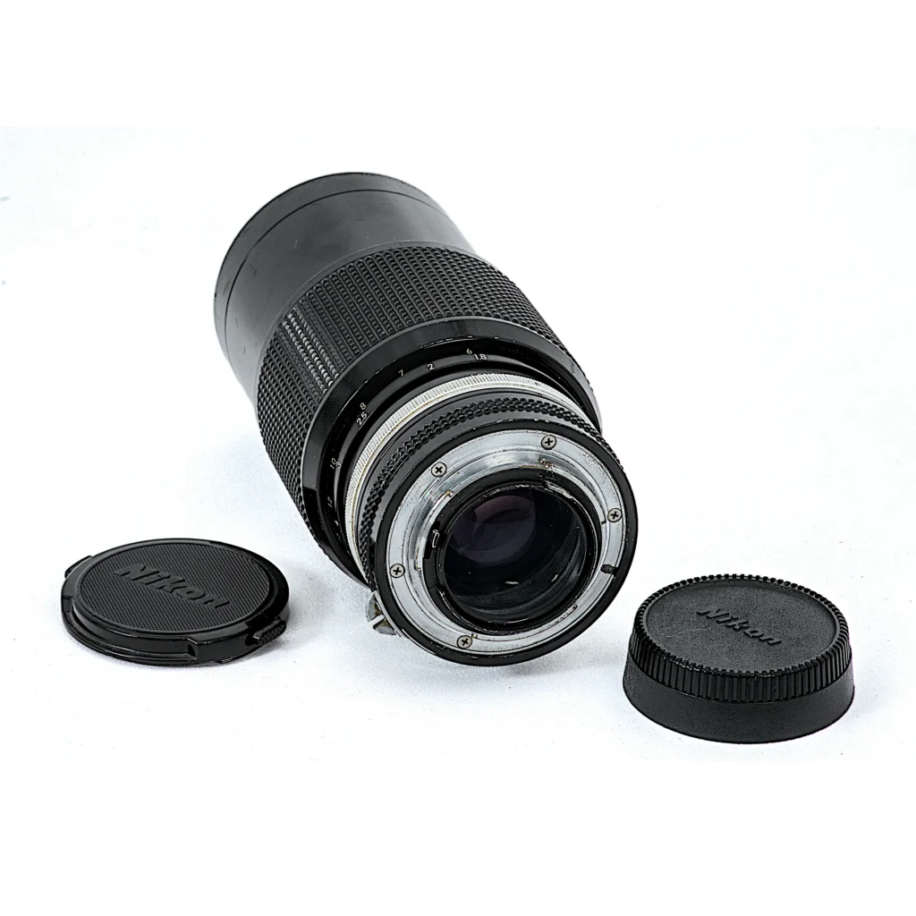 Objectif Nikon Zoom-Nikkor 80-200mm f/4.5 debout vue derrière