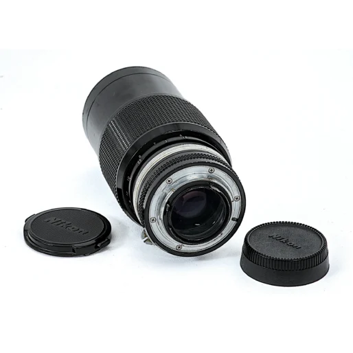 Objectif Nikon Zoom-Nikkor 80-200mm f/4.5 debout vue derrière