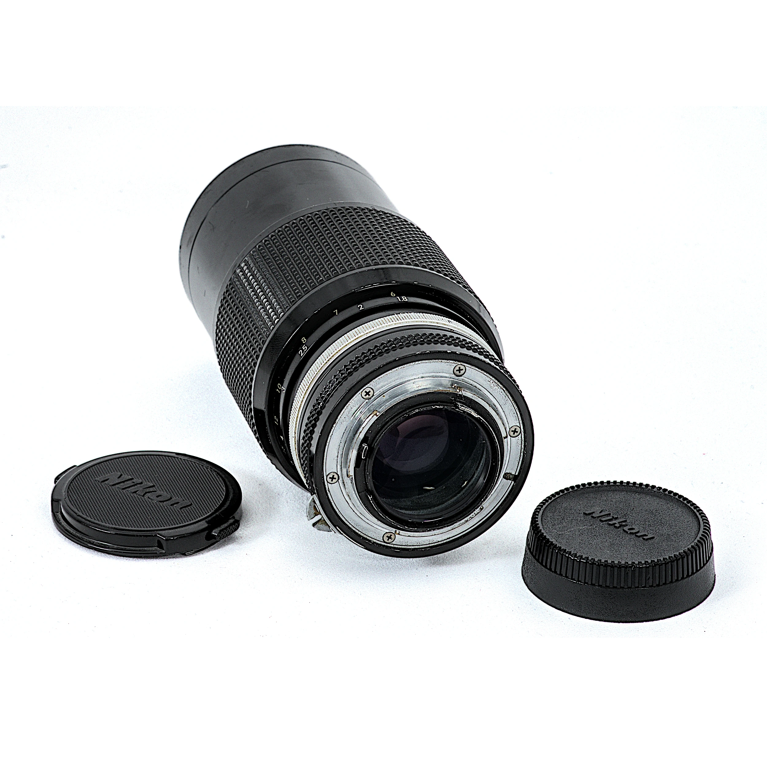Objectif Nikon Zoom-Nikkor 80-200mm f/4.5 debout vue derrière