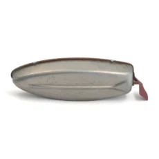 Dessous de la coque en métal du bateau jouet ancien HWN